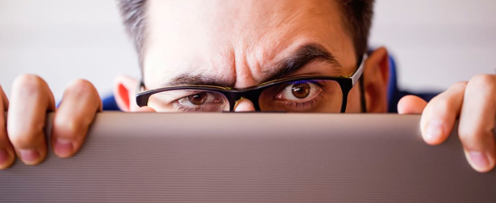 كيف تقرأ مزاج مديرك من رسائله فقط؟