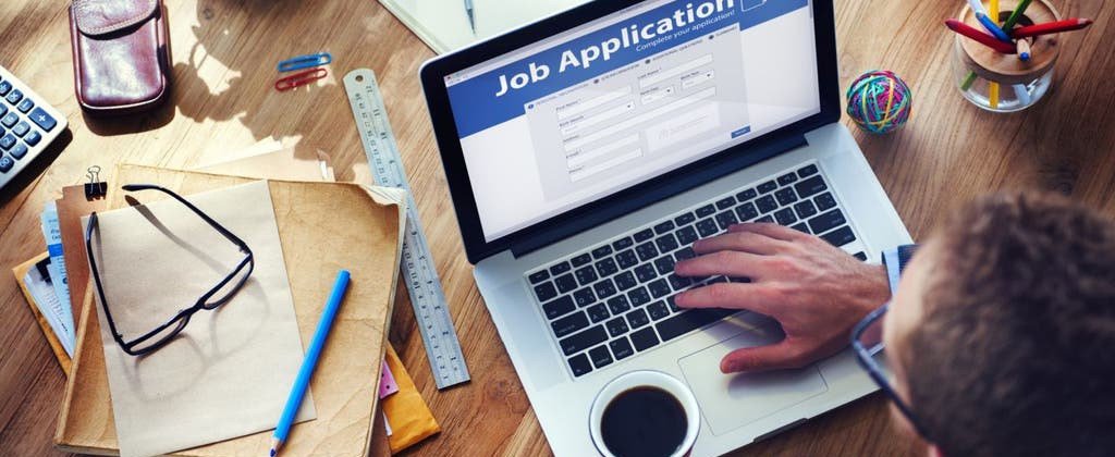 هل التقديم على عشرات الوظائف يومياً مفيد؟ استراتيجية ذكية أم مضيعة للوقت؟