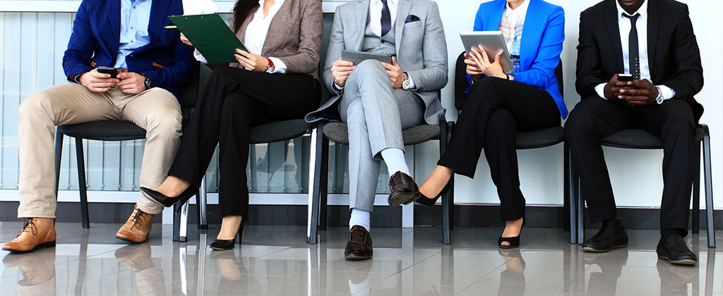 لماذا يُعتبر اللباس المناسب لمقابلة العمل عنصراً حاسماً في نجاحك؟